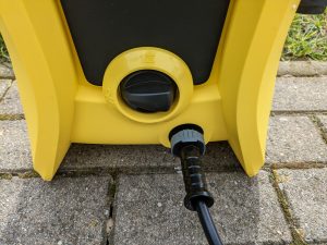 Kärcher K2 Akku-Hochdruckreiniger mit angeschlossenen Druckschlauch von vorne