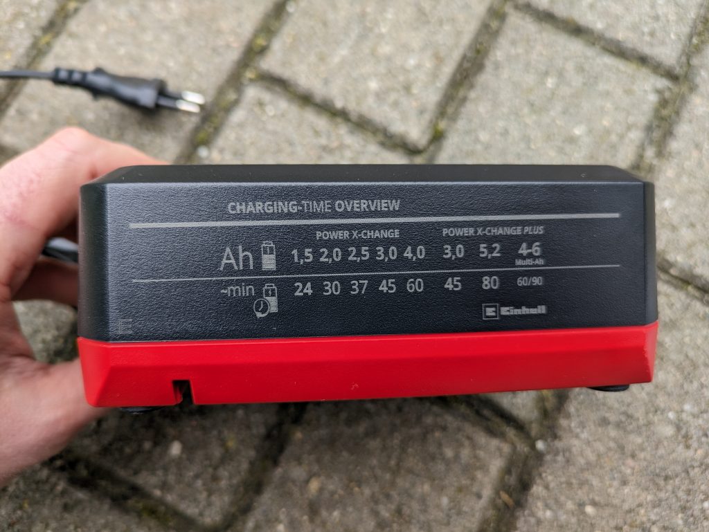 Ladegerät des EInhell Hypresso Akku-Hochdruckreinigers von hinten