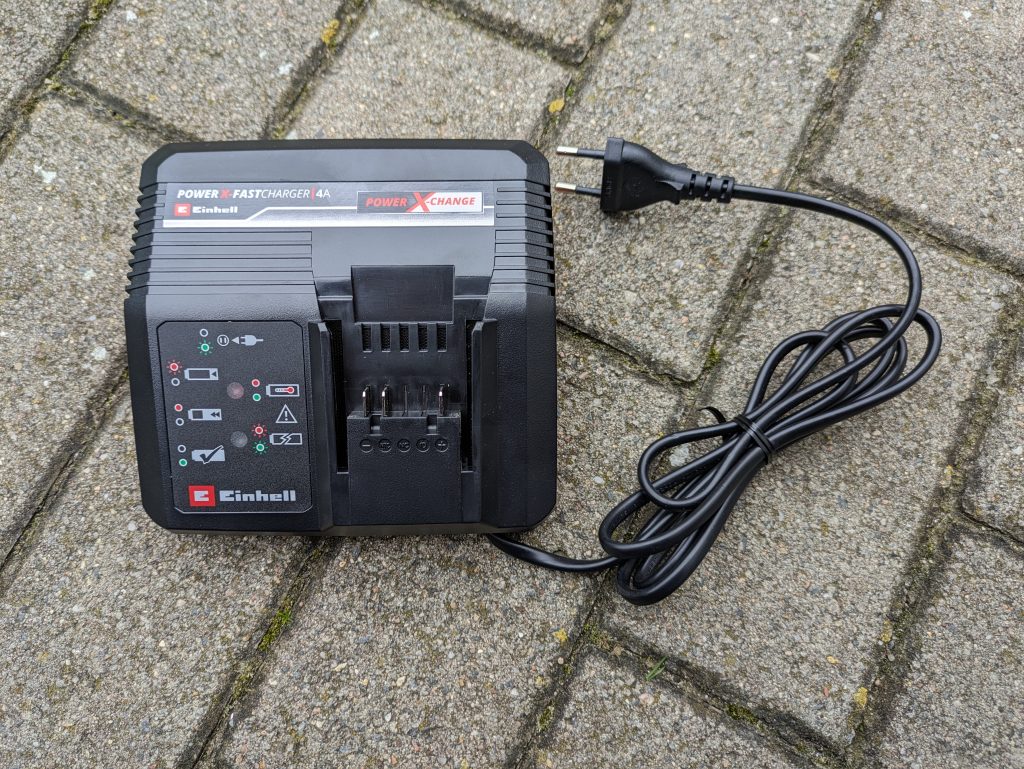 Ladegerät des EInhell Hypresso Akku-Hochdruckreinigers von vorne