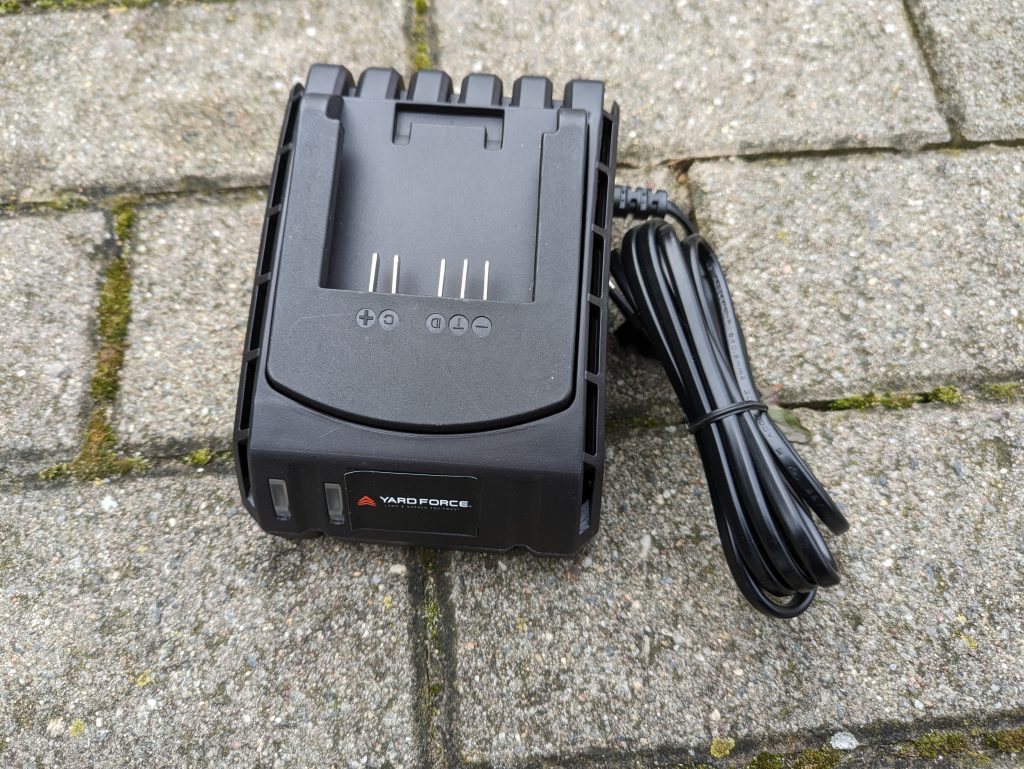 Ladegerät des Yard Force LW C02 AquaJet Akku-Hochdruckreiniger von vorne