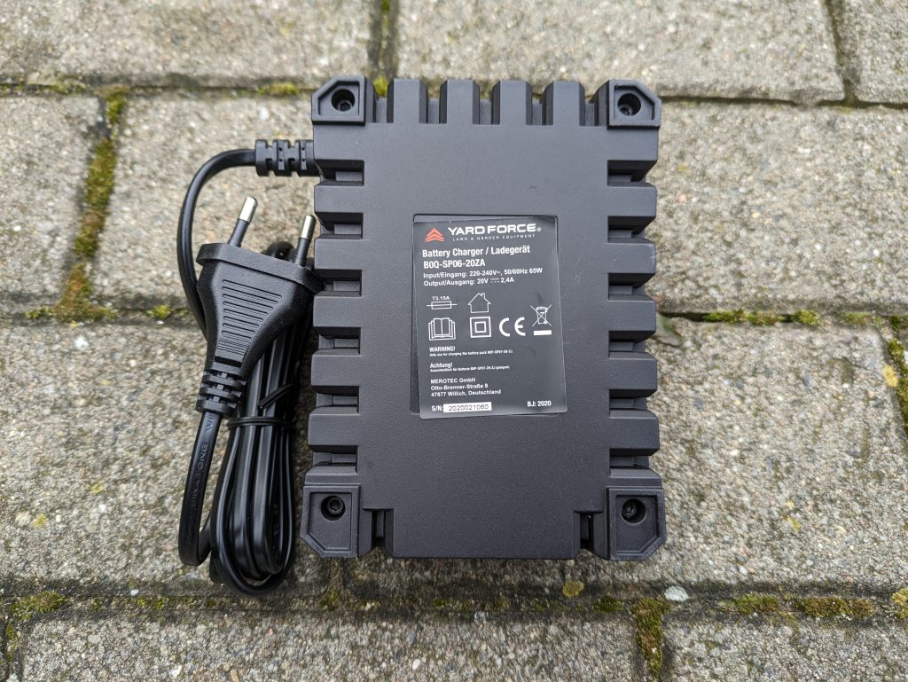 Ladegerät des Yard Force LW C02 AquaJet Akku-Hochdruckreinigers von unten
