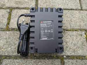 Ladegerät des Yard Force LW C02 AquaJet Akku-Hochdruckreinigers von unten