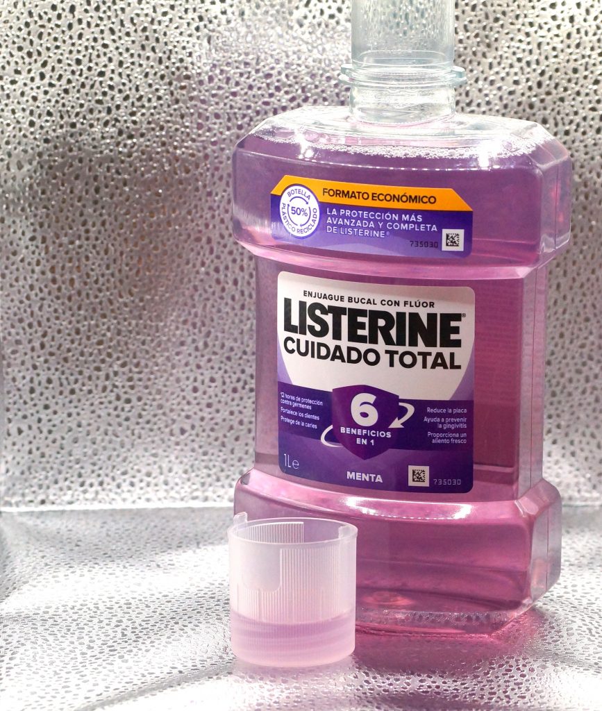Listerine Total Care Flasche geöffnet