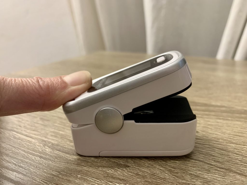 MOMMED Pulsoximeter aufgeklappt