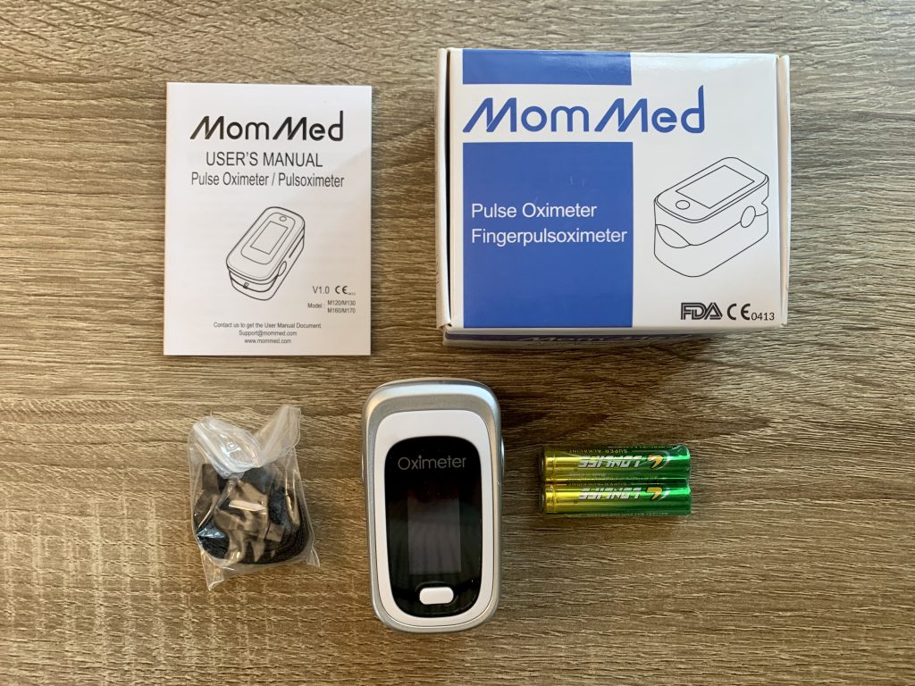 MOMMED Pulsoximeter ausgepackt mit Zubehör