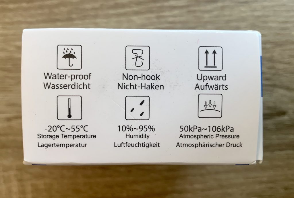 MOMMED Pulsoximeter in der Verpackung von der Seite