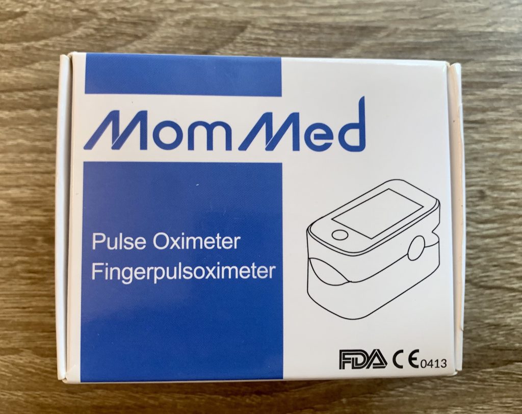 MOMMED Pulsoximeter in der Verpackung von oben