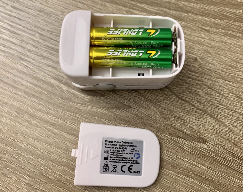 MOMMED Pulsoximeter mit eingelegten Batterien
