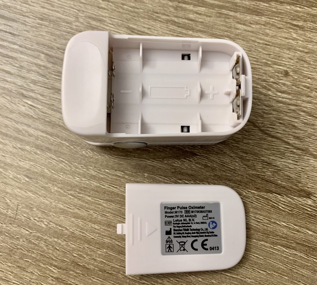 MOMMED Pulsoximeter mit geöffnetem Batteriefach