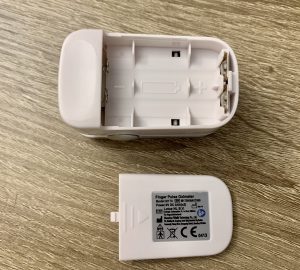 MOMMED Pulsoximeter mit geöffnetem Batteriefach