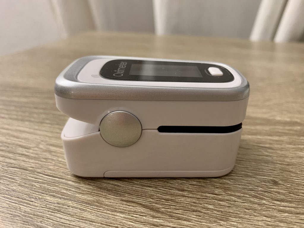 MOMMED Pulsoximeter von der linken Seite