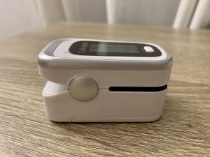 MOMMED Pulsoximeter von der linken Seite