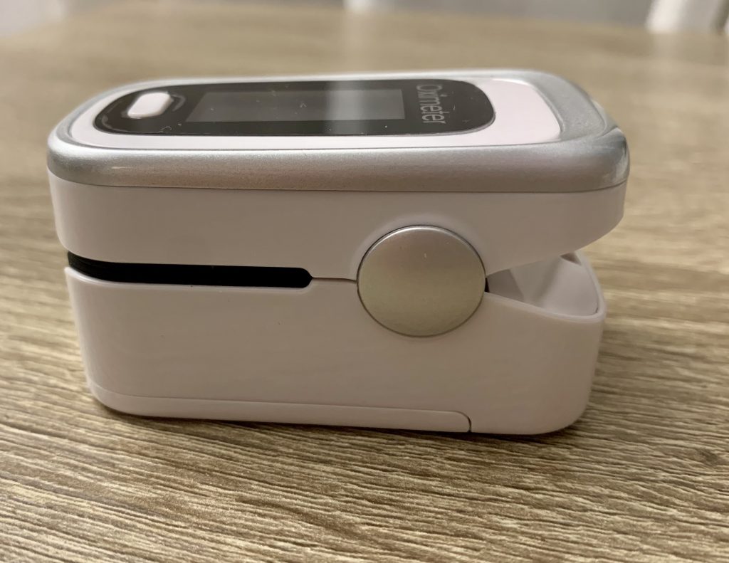 MOMMED Pulsoximeter von der rechten Seite