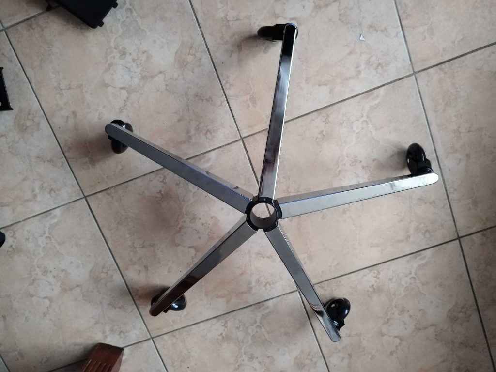 Montiertes Drehkreuz des CLOUVOU B12 001 CleverSeat Bürostuhls von oben