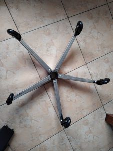 Montiertes Drehkreuz des CLOUVOU B12 001 CleverSeat Bürostuhls von unten