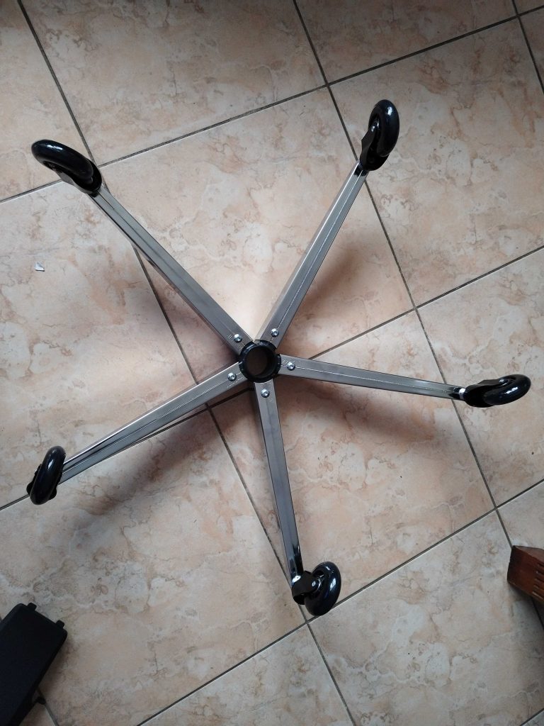 Montiertes Drehkreuz des CLOUVOU B12 001 CleverSeat Bürostuhls von unten
