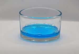 Odol-med Zahnfleisch aktiv blaue Flüssigkeit