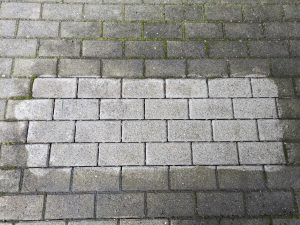 Pflastersteine nach dem Reinigen mit dem Kärcher K 2 Akku-Hochdruckreiniger