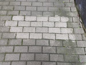 Pflastersteine nach der Reinigung mit dem EInhell Hypresso Akku-Hochdruckreiniger