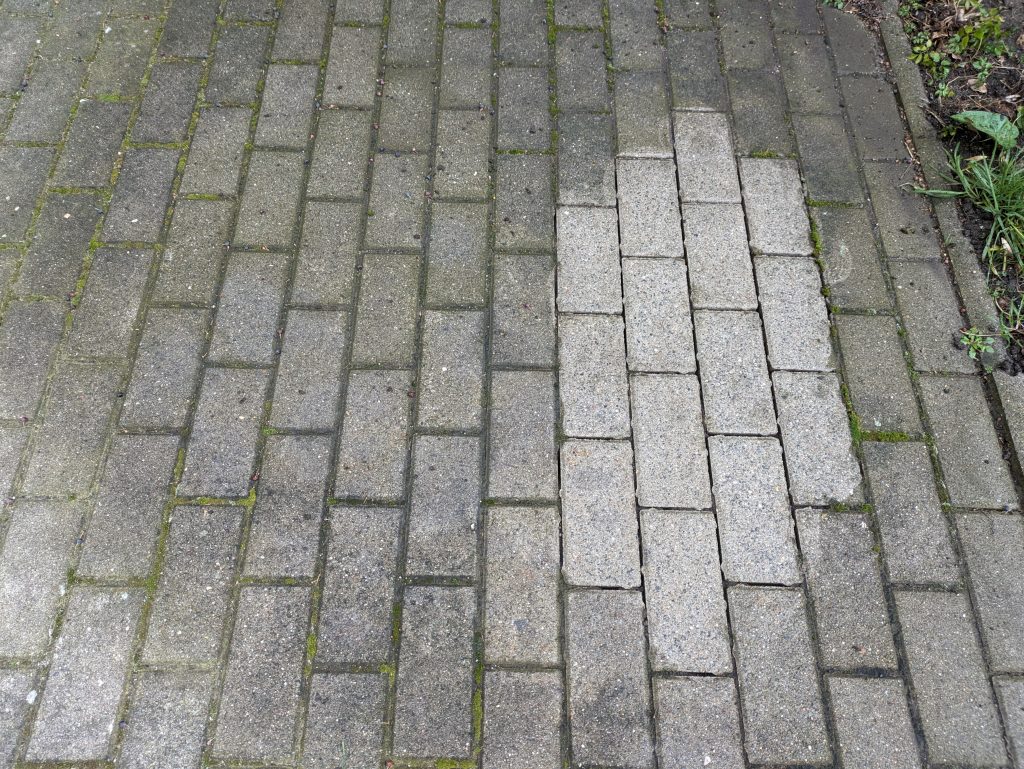 Pflastersteine nach der Reinigung mit dem Kärcher KHB 6 Akku-Hochdruckreiniger