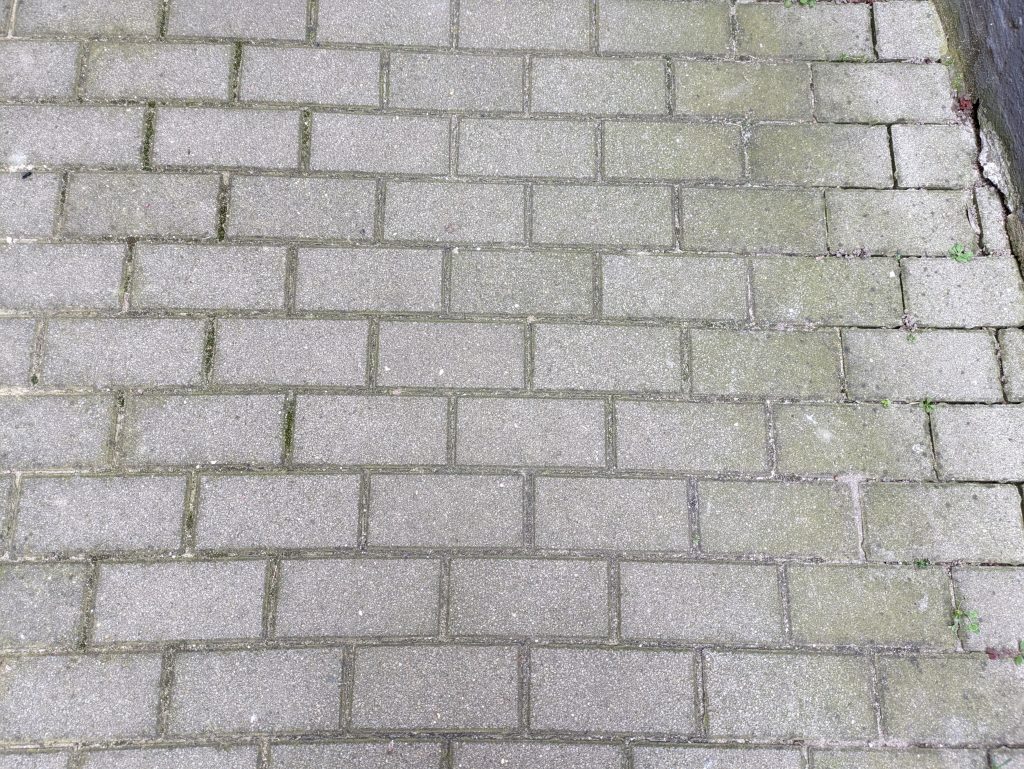 Pflastersteine vor der Reinigung mit dem EInhell Hypresso Akku-Hochdruckreiniger