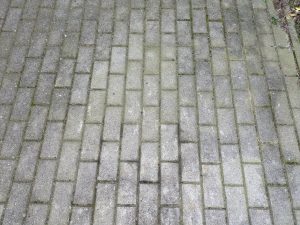 Pflastersteine vor der Reinigung mit dem Kärcher KHB 6 Akku-Hochdruckreiniger