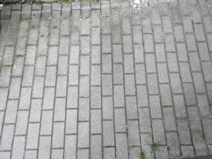 Pflastersteine vor der Reinigung mit dem Yard Force LW C02 AquaJet Akku-Hochdruckreiniger