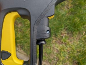 Pistole des Dreckfräse des Kärcher K2 Akku-Hochdruckreinigers mit Schlauch von der Seite