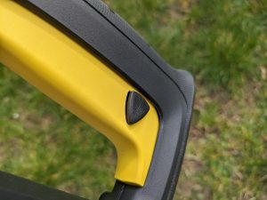 Pistole des Dreckfräse des Kärcher K2 Akku-Hochdruckreinigers mit gedrückter Sperre