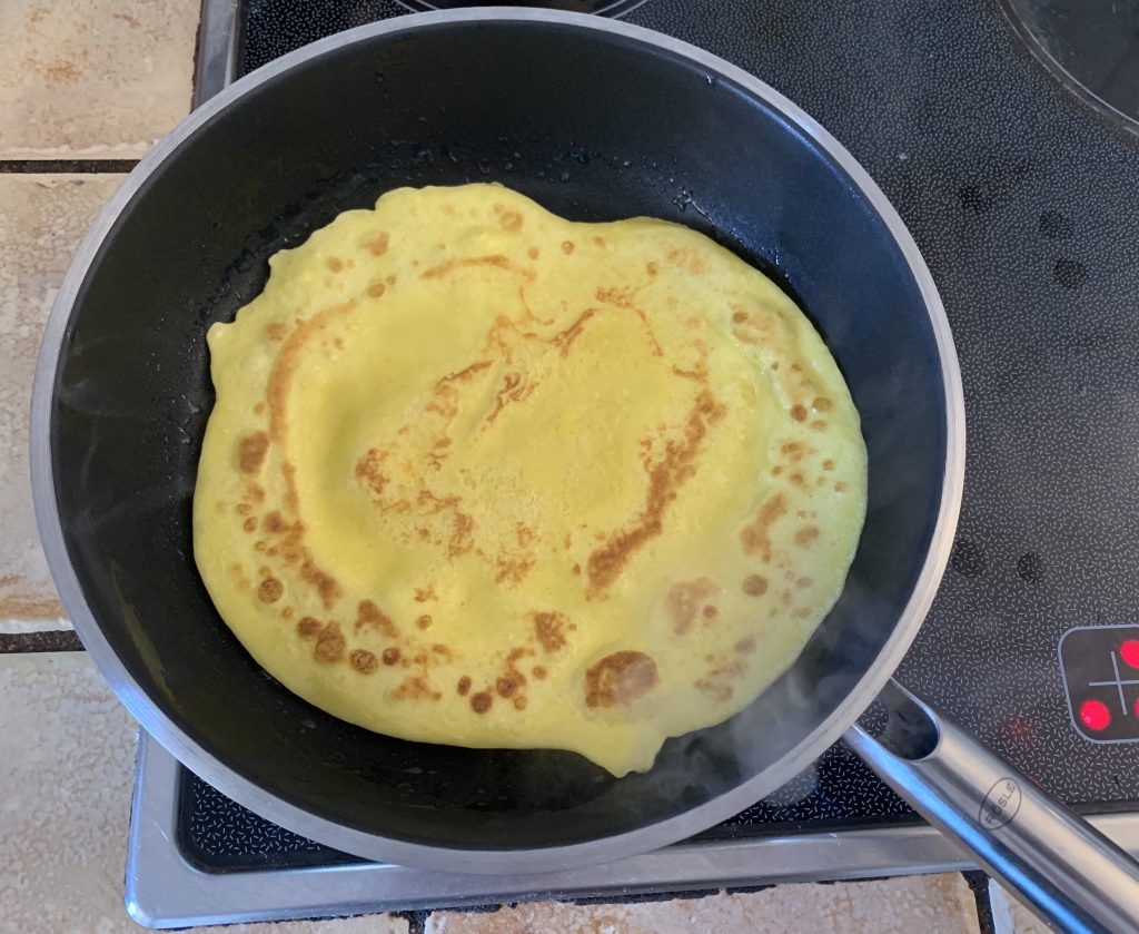 RÖSLE Elegance beschichtete Pfanne beim Braten von Pfannkuchen