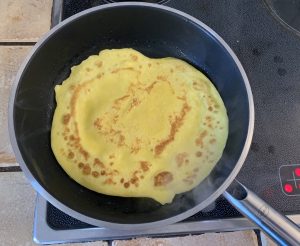 RÖSLE Elegance beschichtete Pfanne beim Braten von Pfannkuchen