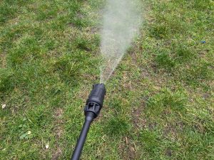 Schmale Düse des EInhell Hypresso Akku-Hochdruckreinigers Sprühverhalten