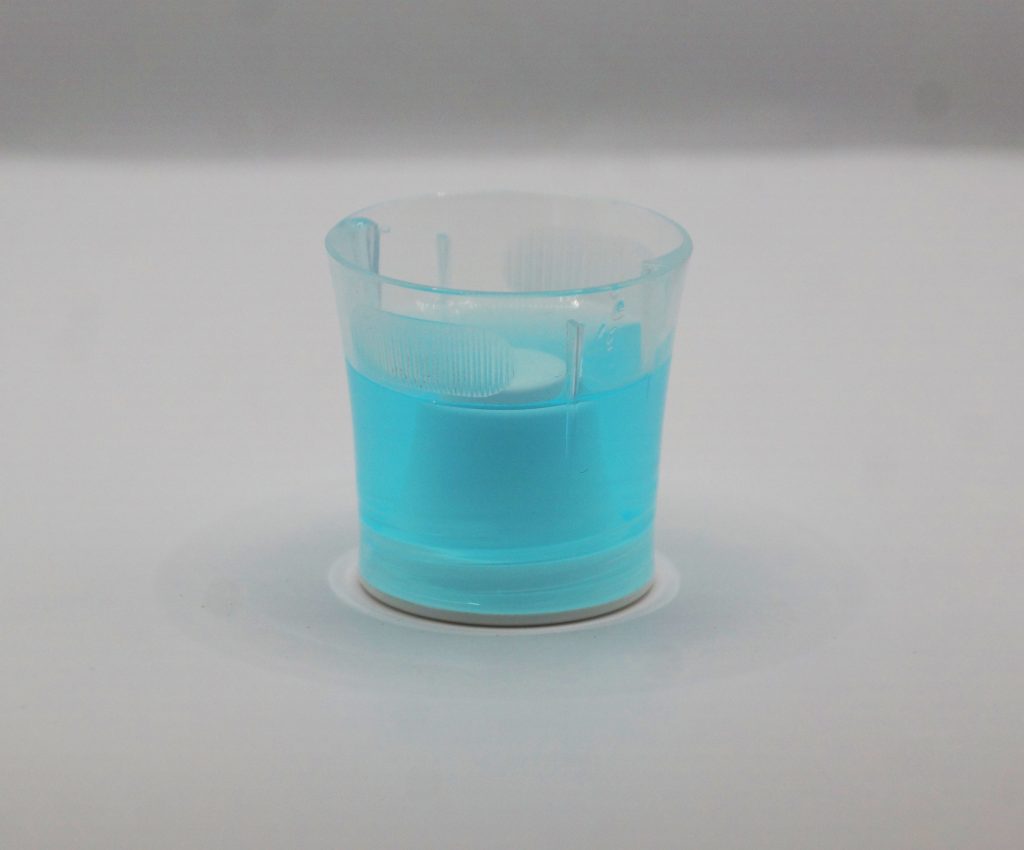 Sensodyne Cool & Fresh blaue Flüssigkeit