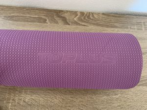 TOPLUS Gymnastikmatte Nahaufnahme Logo auf der Matte