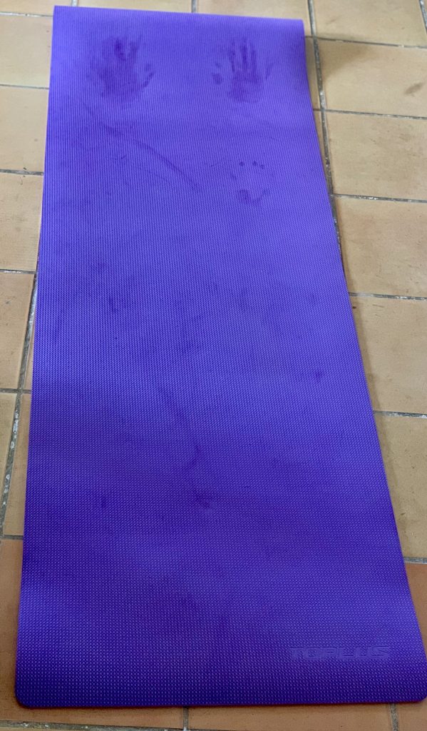 TOPLUS ‎OK1H3N29EH2N_SML Yogamatte Test der Rutschfestigkeit mit feuchten Händen und Füßen