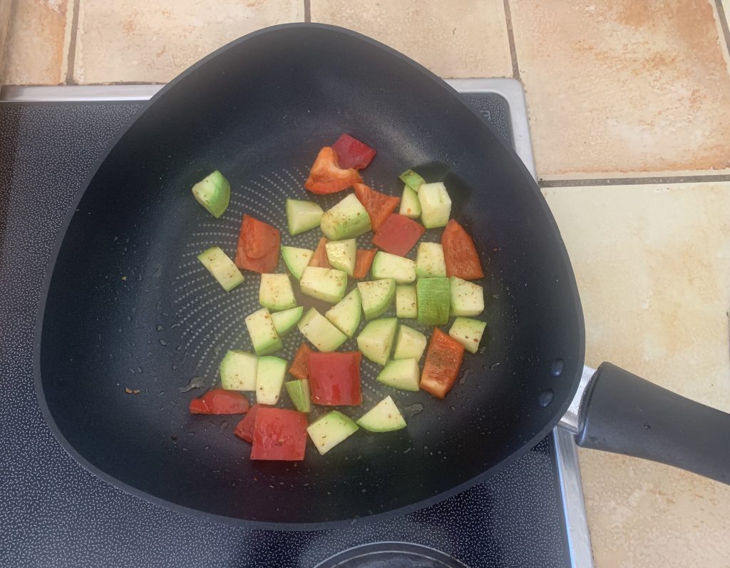 Tefal C26770 Start’Easy Triangle beschichtete Dreieckspfanne beim Braten von Gemüse