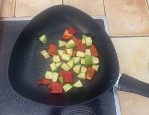 Tefal C26770 Start’Easy Triangle beschichtete Dreieckspfanne beim Braten von Gemüse