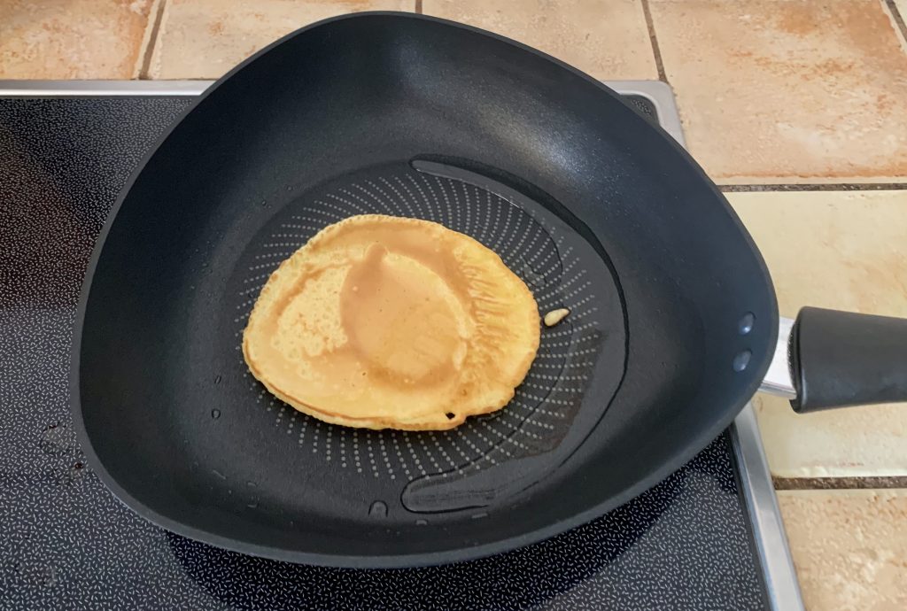 Tefal C26770 Start’Easy Triangle beschichtete Dreieckspfanne beim Braten von Pfannkuchen
