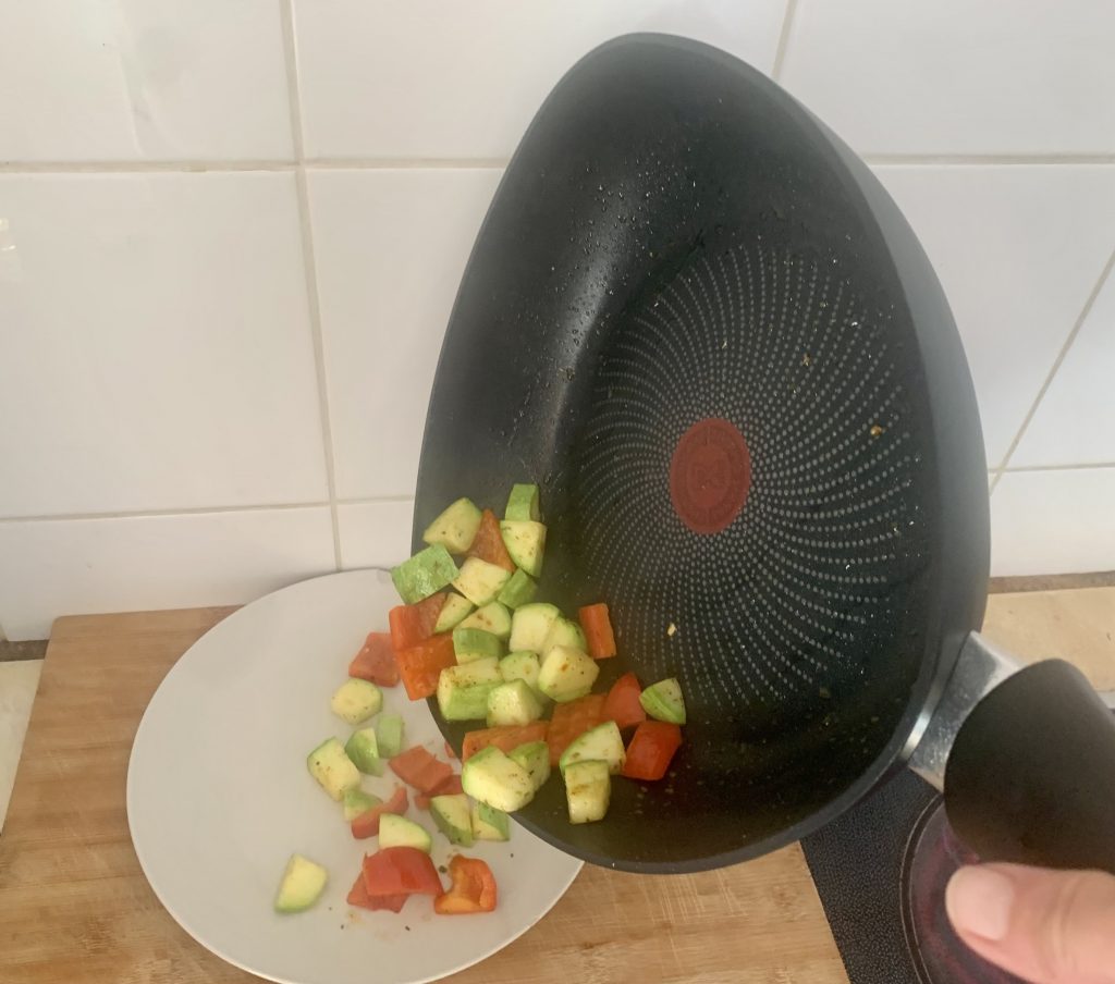 Tefal C26770 Start’Easy Triangle beschichtete Dreieckspfanne beim Kippen