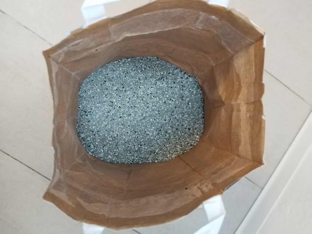 Verpackung-des-Biokats-Diamond-Care-Classic-Katzenstreu-geoeffnet-von-oben