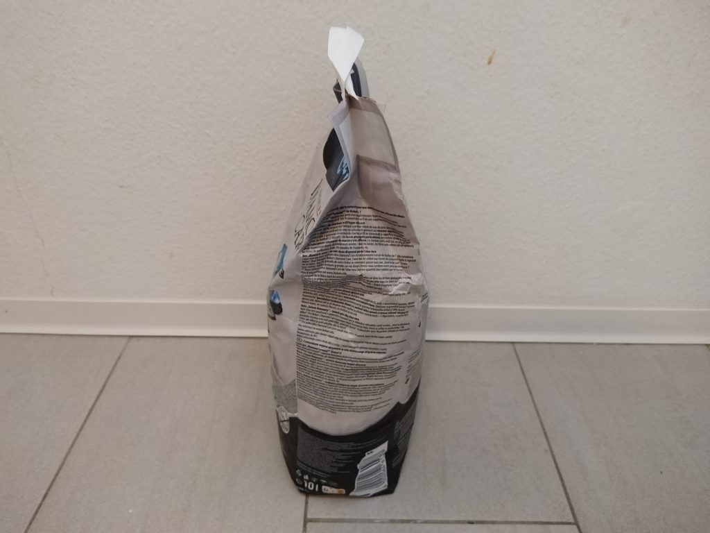Verpackung-des-Biokats-Diamond-Care-Classic-Katzenstreu-von-der-Seite