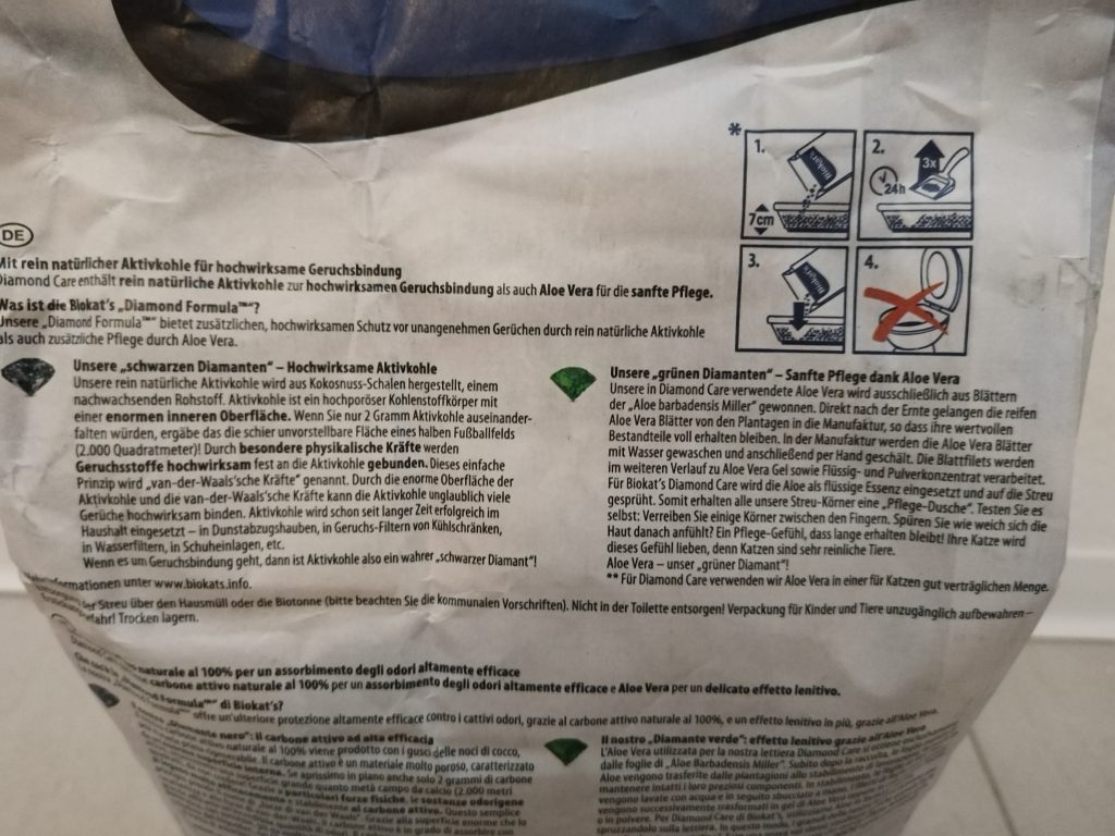 Verpackung-des-Biokats-Diamond-Care-Classic-Katzenstreu-von-hinten-in-der-Nahansicht