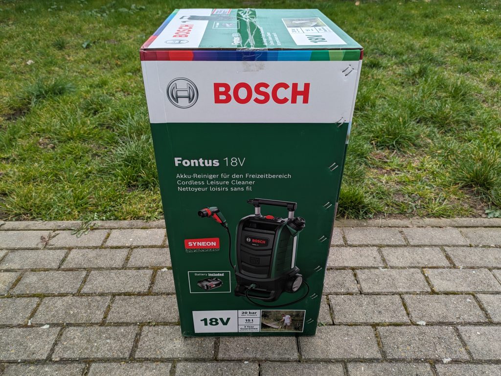 Verpackung des Bosch Fontus Akku-Hochdruckreinigers von der linken Seite