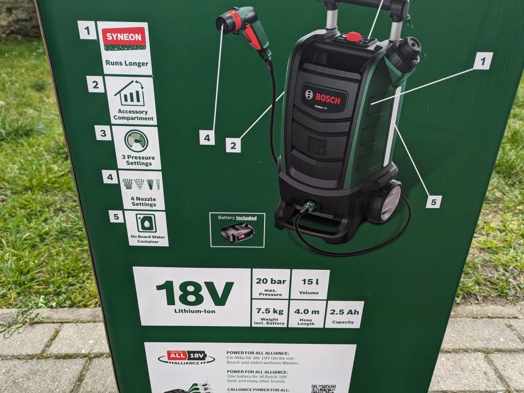 Verpackung des Bosch Fontus Akku-Hochdruckreinigers von hinten in der zweiten Nahansicht