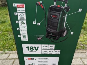 Verpackung des Bosch Fontus Akku-Hochdruckreinigers von hinten in der zweiten Nahansicht