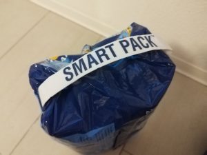 Verpackung-des-Catsan-Hygiene-Plus-Smart-Pack-Katzenstreu-mit-Sicht-auf-den-Henkel