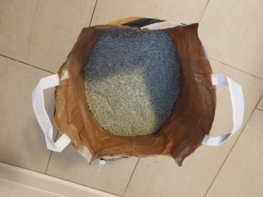 Verpackung-des-Catsan-Ultra-Plus-Katzenstreu-geoeffnet-von-oben