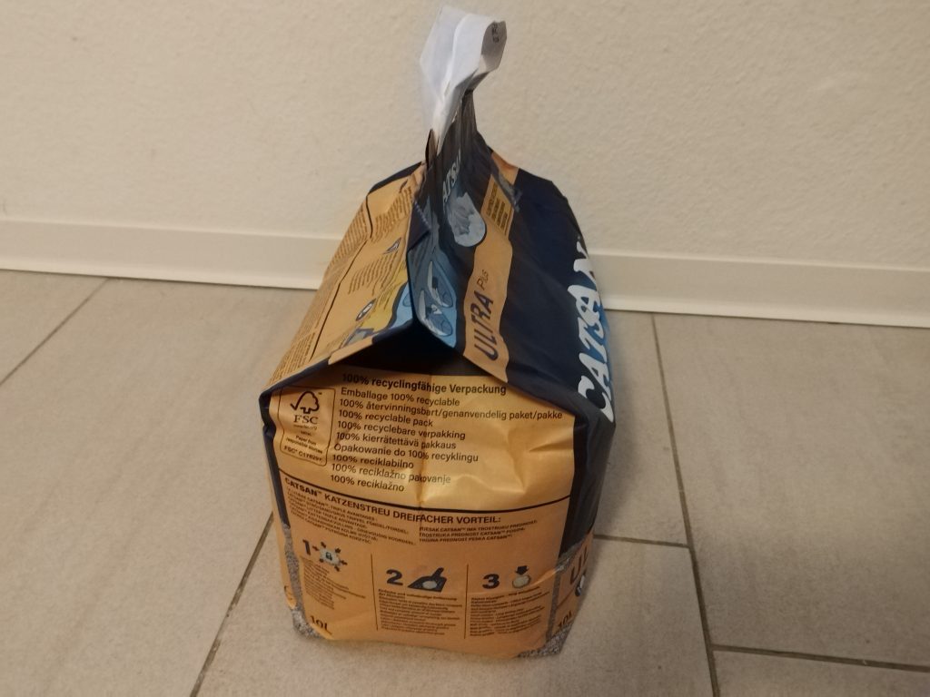 Verpackung-des-Catsan-Ultra-Plus-Katzenstreu-von-der-Seite