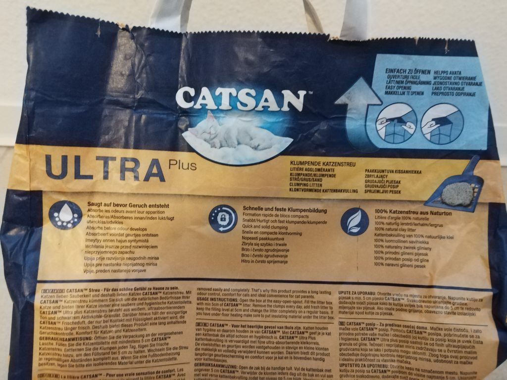Verpackung-des-Catsan-Ultra-Plus-Katzenstreu-von-hinten-in-der-Nahansicht-2