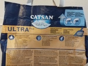 Verpackung-des-Catsan-Ultra-Plus-Katzenstreu-von-hinten-in-der-Nahansicht-2